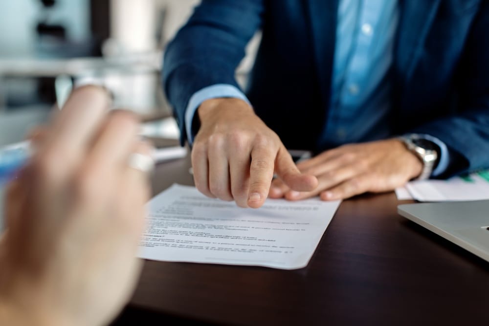 Persona firmando una declaración jurada ante notario en Perú