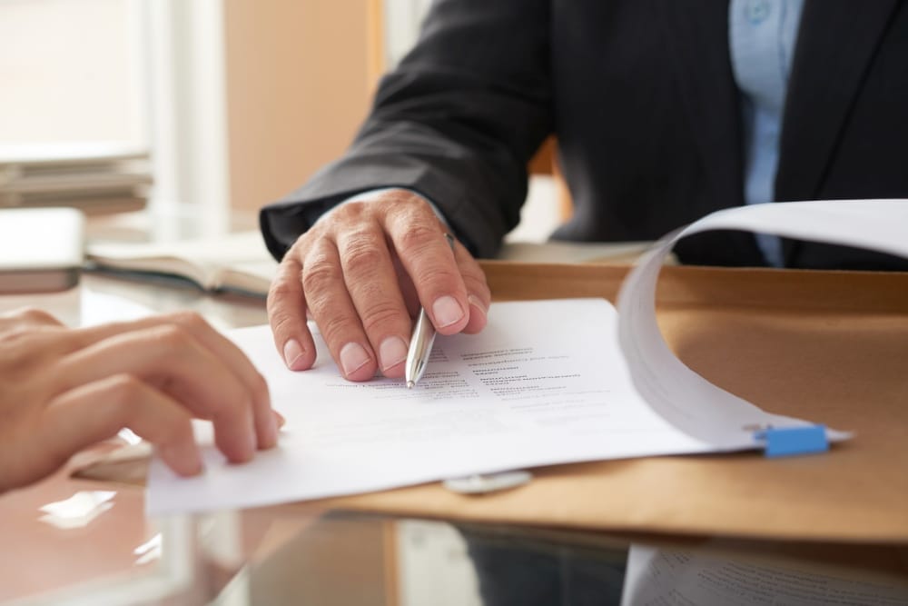 Persona firmando un testamento notarial ante notario en Perú